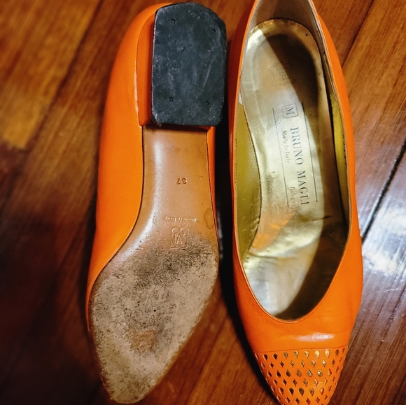 Vintage Bruno Magli Orange Low Heel Loafers with Gold Heels Sz EU 37.5/ 7 Wome - Picture 10 of 14